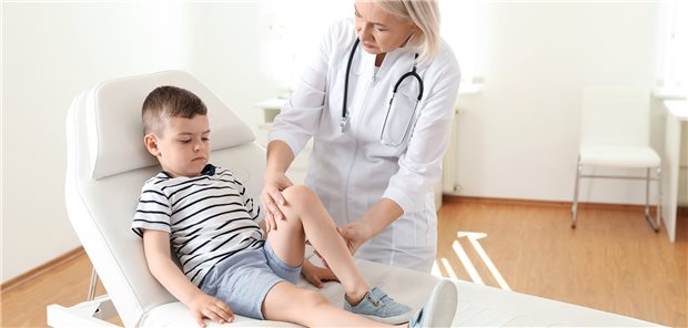 Knochenschmerzen, in Ruhe oder bei Belastung, können Anzeichen für eine nicht-bakterielle Osteomyelitis sein.