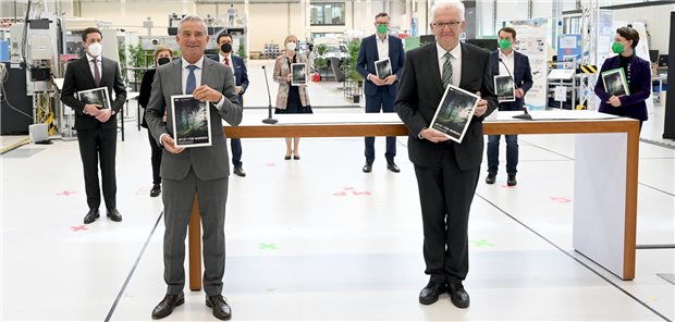 Grün-Schwarz in Baden-Württemberg will sich gesundsparen Koalitionäre auf (pandemiebedingtem) Abstand: Innenminister Thomas Strobl von der CDU(l.) und Ministerpräsident Winfried Kretschmann von den Grünen präsentieren den neuen Koalitionsvertrag für Baden-Württemberg.