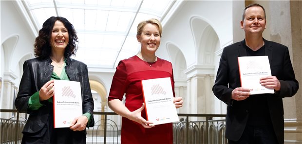 Koalitionsvertrag für Berlin: Kliniken stärken, Praxen verteilen Bettina Jarasch (Spitzenkandidatin der Grünen), Franziska Giffey (Landesvorsitzende und Spitzenkandidatin der SPD), und Klaus Lederer (Spitzenkandidat Die Linke, v.l.) präsentieren am Montag das Ergebnis ihrer Verhandlungen.