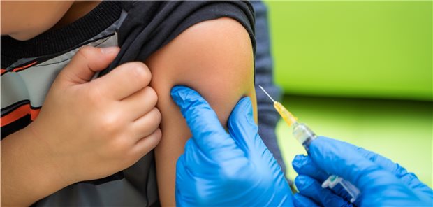 Kochsalzlösung statt Masernimpfung? Ermittlungen gegen Arzt aus Gifhorn Kochsalzslösung statt Schutzimpfung gegen Mumps, Masern und Röteln? Ein Arzt soll Impfungen bei Kindern und Jugendlichen vorgetäuscht haben. (Symbolbild mit Fotomodellen)