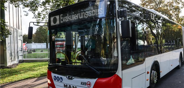 Bombenentschärfung in Köln: Dritte Klinik wird geräumt Köln: Ein Evakuierungsbus fährt zur Patientenverlegung zur LVR-Klinik.