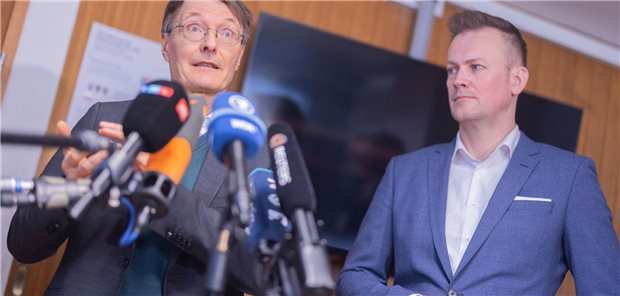 Bundesgesundheitsminister Karl Lauterbach neben Florian Fuhrmann, Geschäftsführer der Gematik.