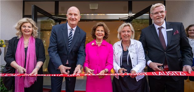 Königin Silvia eröffnet Brandenburger Projekt zur Pflege Demenzkranker Königin Silvia von Schweden (M), Dietmar Woidke (2.v.l, SPD), Ministerpräsident von Brandenburg, Simone Taubenek (2.v.r), Bürgermeisterin der Stadt Forst, Hans-Ulrich Schmidt (r), Geschäftsführer des Bergmann-Klinikums, und Dagmar Klinke (l), Geschäftsführerin der Forster Wohnungsbaugesellschaft, bei der Eröffnung des Wohnquartiers für an Demenz erkrankte Menschen am Freitag in Forst.