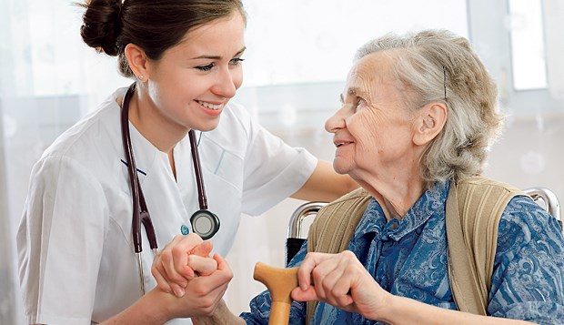 Können Angehörige die häusliche Pflege nicht übernehmen, besteht für Patienten ein Anspruch auf ambulante Krankenpflege.