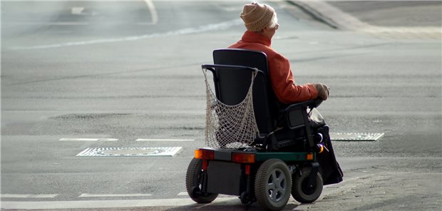 Gericht: Auch Blinde können mit Elektrorollstuhl umgehen Können einen elektrischen Rollstuhl nur Patienten steuern, die gut sehen können? Für das Landessozialgericht Niedersachsen ist die Sache klar: Auch Blinde können mit dem Gefährt verantwortungsvoll umgehen.