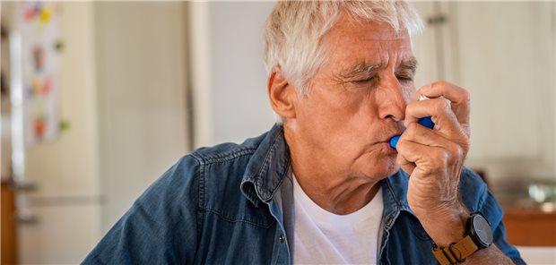 Können inhalative Kortikosteroide die oft überschießende Reaktion des Immunsystems auf SARS-CoV-2 abmildern, welche für die schweren Verlaufsformen von COVID-19 verantwortlich gemacht wird? (Symbolbild mit Fotomodell)