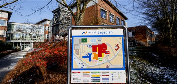 Ein Lageplan ist vor einem Eingang der Imland Kliniken in Rendsburg aufgestellt.