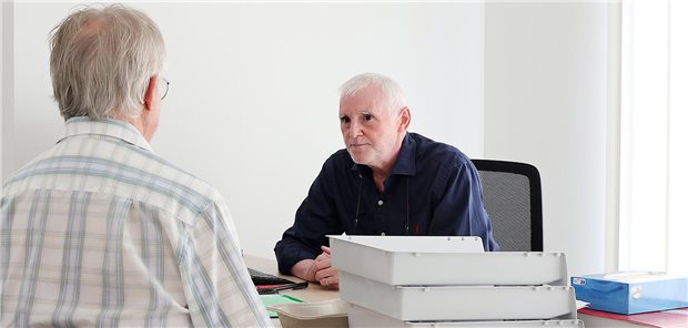 Dr. Jean-Marie Franques mit einem Patienten.