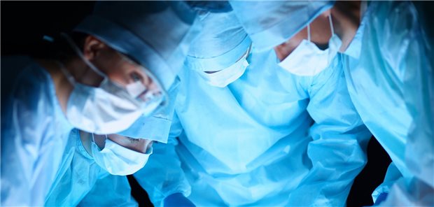 Bariatrische Operation? Damit verschafft das Ärzteteam Patientinnen und Patienten wohl auch Vorteile im kognitiven Bereich, selbst nach zwei Jahren noch, wie ein Studienteam erforscht hat.