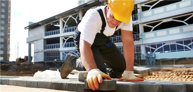 Gefährdet körperliche Arbeit im Job das Herz? Körperlich aktiv bei der Arbeit: Hier muss die Leistung meist über eine weitaus längere Zeit erbracht werden als im Freizeitsport. Das ist eher ungünstig fürs Herz.