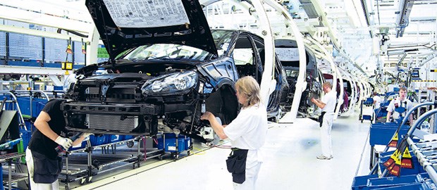 VW: Vorsorge, die sich doppelt auszahlen kann Körperlich oft anstrengend: Montage und Fertigung von VW-Fahrzeugen im Stammwerk Wolfsburg.
