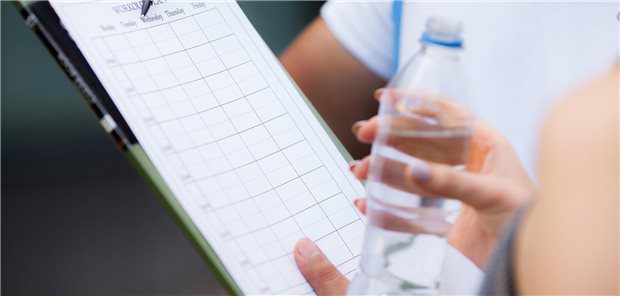 Ein Sporttrainer erstellt einen personaliesierten Trainingsplan.