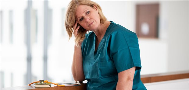 Erschöpfte Ärztin.