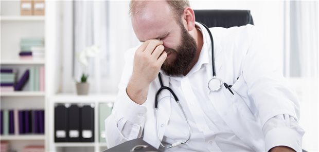 Körperliche und seelische Belastung sorgt dafür, dass Ärzte zunehmend ein negatives Bild von ihrem Beruf haben.