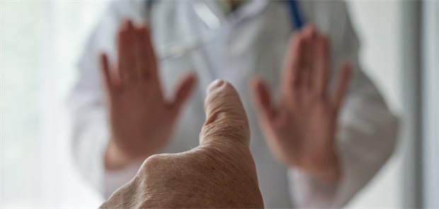 Körpersprache ist stärker als das gesprochene Wort. Man kann aufgebrachten Patienten daher durchaus auch die Handfläche zeigen, also leicht ausgestreckter Arm, man zeigt die Handfläche und signalisiert dem Patienten „Stopp“, so Praxisberaterin Christiane Fleißner-Mielke.