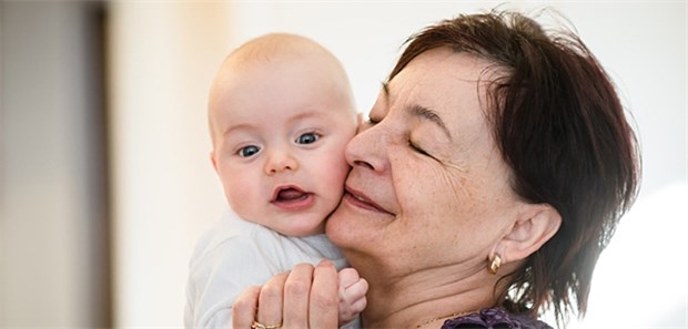 Hohe Lebensgefahr für ungeschützte Säuglinge! Kokonstrategie: Hat Oma Pertussis-Impfschutz, dann kann sie die Keime nicht an den Enkel weitergeben.