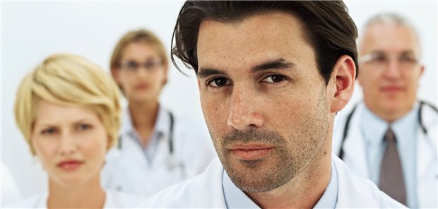 Umfrage: Fachkräftemangel verschärft sich auch in MVZ Kollege oder Kollegin gesucht: Immer mehr MVZ suchen ärztliches und nicht-ärztliches Personal. (Symbolbild mit Fotomodellen)