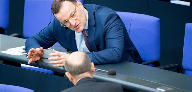 Weg frei für zwei neue Gesetze in der Corona-Krise Kollegengespräch mit gebotenem Sicherheitsabstand: Bundesgesundheitsminister Jens Spahn und Bundesfinanzminister Olaf Scholz am Mittwoch im Bundestag.