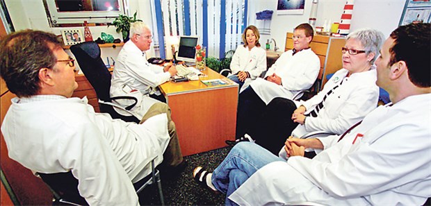 Hoffen auf Status als Leistungserbringer Kollegialität im Verbund: Bei Ärztenetzen ist das nicht nur Anspruch, sondern Realität.