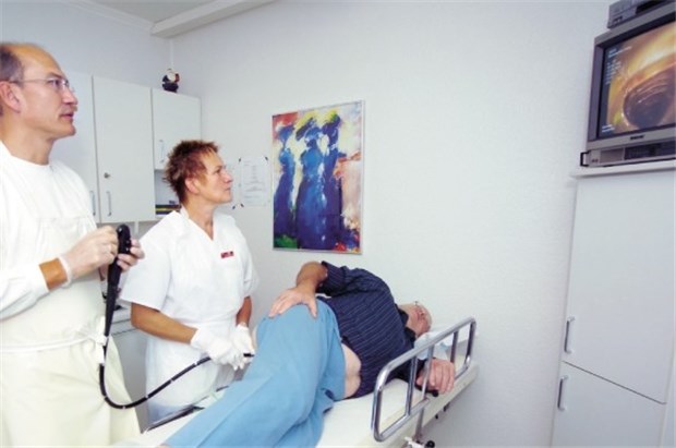 Wochenlang wässrige Diarrhö - das deutet auf mikroskopische Kolitis Koloskopie bei einem Patienten. Bei mikroskopischer Kolitis ist der endoskopische Befund unauffällig.