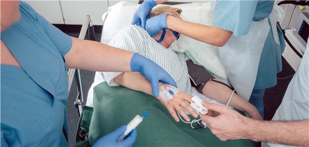 Koloskopie bei einer Frau: Bei diesen ist bevorzugt das Kolon betroffen, Männer erkranken dagegen häufiger an Rektumkarzinomen. 