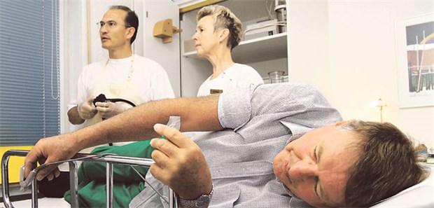 Aufwändig aber unverzichtbar Koloskopie in einer Arztpraxis: Hier haben sich die Hygienestandards in den vergangenen Jahren deutlich verbessert.
