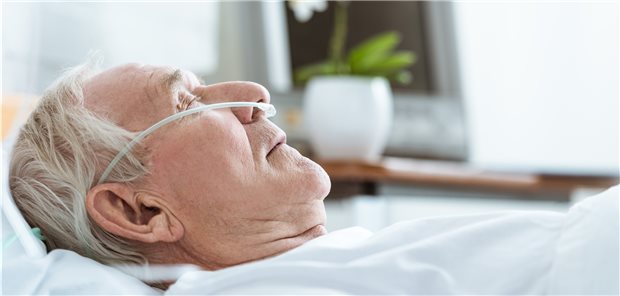 Komatöse Patienten mit Herzstillstand haben wohl keine bessere Prognose, wenn bei ihnen die Körpertemperatur temporär auf 33°C gesenkt wird. (Symbolbild mit Fotomodell)