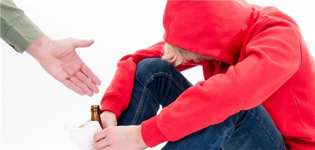Gemeinsam gegen Alkoholsucht bei Jugendlichen! "Komm hoch, es geht auch ohne!": Die Hand reichen, wenn Jugendliche dem Alkohol verfallen.