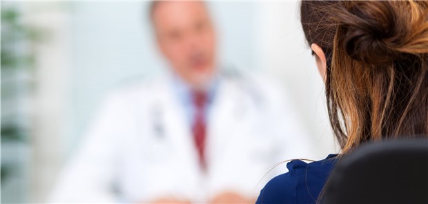 Kommen Frauen schon früh in die Wechseljahre, sollte ihr Arzt ihr erhöhtes Risiko für chronische Krankheiten im Blick halten.