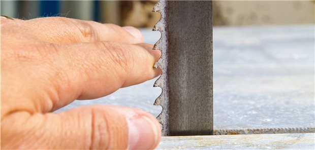 Kommen Patienten nach einem Arbeitsunfall in die Praxis, dürfen Vertragsärzte nur die Erstversorgung der Schnittwunde durchführen. Danach koordiniert der D-Arzt das weitere Vorgehen.