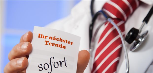 Arzt hält einen Zettel mit der Aufschrift &quot;Ihr nächster Termin: sofort&quot; in der Hand.