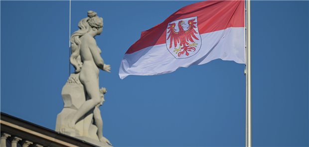 Der Landtag in Brandenburg mit Flagge