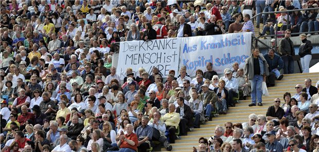 Kommerzkritik ist kein neues Phänomen: Schon im September 2009 demonstrierten Ärzte und andere Gesundheitsberufe im Münchner Olympiastadion gegen den „Ausverkauf“ des Gesundheitswesens an Investoren.&#xA;