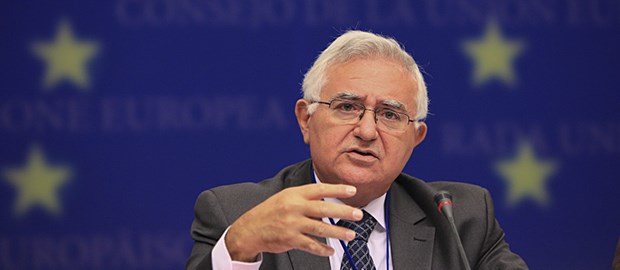 EU will Ärzte auf ihren Verstand verpflichten Kommissar Dalli: Ärzte erziehen.