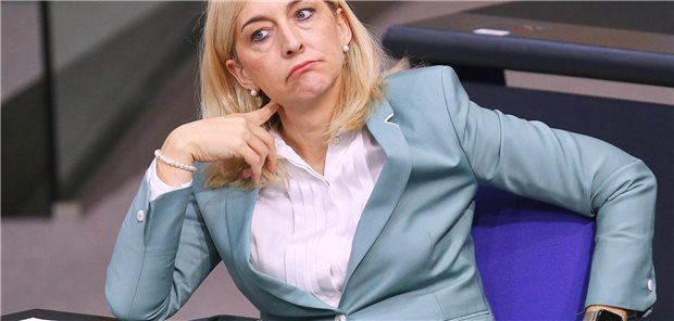 Bundesgesundheitsministerin Nina Warken auf der Regierungsbank im Bundestag.