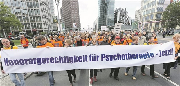 Kommt bald die nächste Protestwelle der Psychotherapeuten? Die aktuellen Beschlüsse sind umstritten. Im Bild eine Demonstration im September 2014.