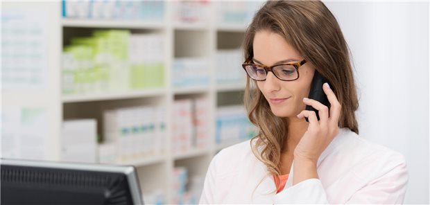 Eine Apothekerin am Telefon