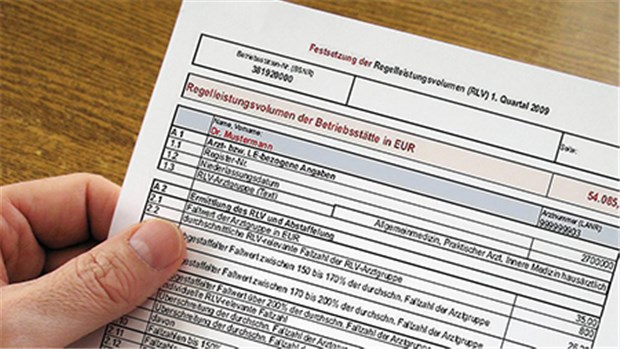 Kommt der Bescheid mit den RLV-Zuweisungen zu spät, können Ärzte laut Medizinrechtlern auf ihr bisheriges, höheres RLV bestehen.