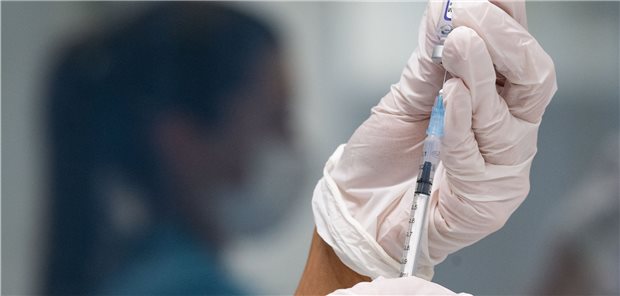 Kommt die vierte Impfung gegen COVID-19? Vor allem Ältere würden von einem besseren Schutz vor der Omikron-Variante profitieren, legt eine Studie nahe.