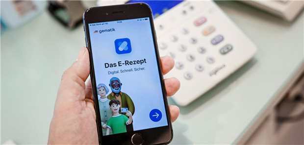 Kommt ein Patient direkt in die Apotheke, ist das Einlösen eines E-Rezepts kein Problem – entweder über die App oder über die Gesundheitskarte oder mit dem Papierausdruck. Für Pflegeheime ist der Prozess dagegen hoch komplex. Das macht es auch für Praxen komplizierter.