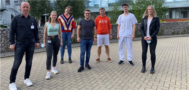 „iSupporter“ springen bei Intensivpflege in die Bresche Bereichsleiter Tino Kunte mit den „iSupportern“ Lisa Crempien, Alexa Cölln, Oliver Neumann, Lasse Blümke, David Leckeband-Petersen und Anna-Lena Rohwedder. Sie unterstützen, wenn es zu Belastungsspitzen auf den Intensivstationen der Westküstenkliniken kommt.