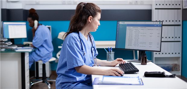 Kommt nun auch der Schub für die digitale Kommunikation zwischen Klinik und Praxen? Mit der neuen Konnektorgeneration könnten E-Arztbriefe und digitale Befundübermittlung einfacher von der Hand gehen. (Motiv mit Fotomodellen)