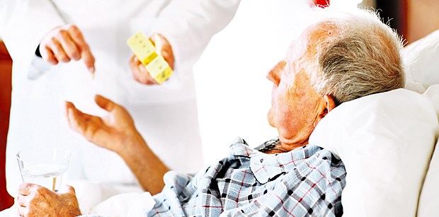 Bei Herzschwäche schrumpft das Hirn Komplexe Therapieschemata könnten manche Patienten mit Herzinsuffizienz mental überfordern. Therapeutische Anweisungen sollten langsam, deutlich und wiederholt gegeben werden, empfehlen Autoren einer neuen Studie.