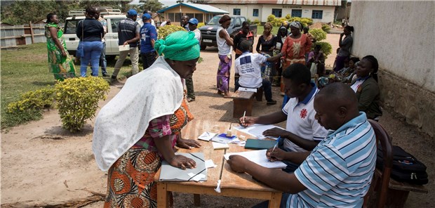 Fake News erschweren Ebola-Helfern die Arbeit Kongo: In Beni registrieren sich Menschen, die möglicherweise mit Ebola-Erkrankten Kontakt hatten.
