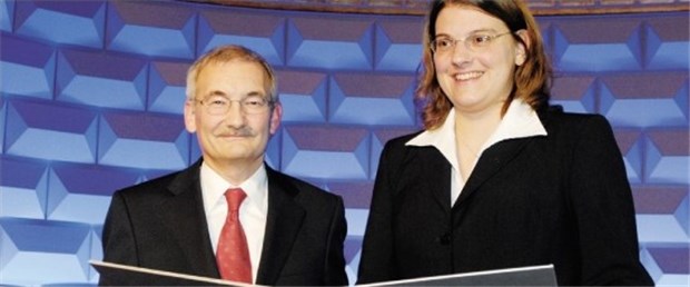 Kardiologin mit Frerichs-Preis ausgezeichnet Kongresspräsident Georg Ertl überreichte Birgit Aßmus den Preis.