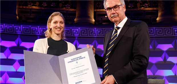 Kongresspräsident Professor Markus M. Lerch übergibt Dr. Stefanie Kreutmair, Immunologin von der Universität Zürich, den Theodor-Frerichs-Preis 2022 der DGIM für ihre Forschungen zur schweren COVID-19.