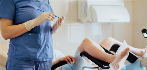 Gynäkologischer Eingriff, - ein kegelförmiges Gewebestück wird aus dem Gebärmutterhals entfernt.