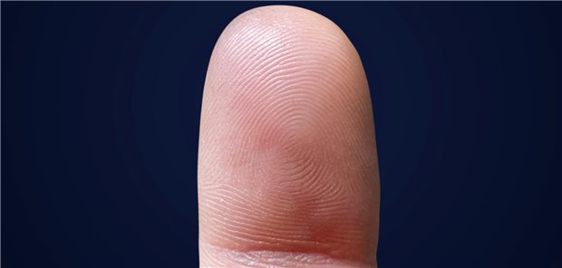 Nahaufnahme eines menschlichen Zeigefingers.