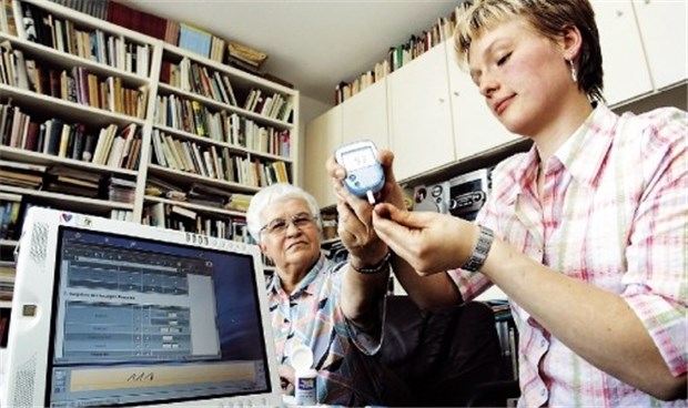 Ärzte und Pflegekräfte verlassen Schützengräben Konkurrenz für ambulante Pflegedienste? Praxismitarbeiterin auf Hausbesuch bei einer 73-jährigen Diabetes-Patientin.