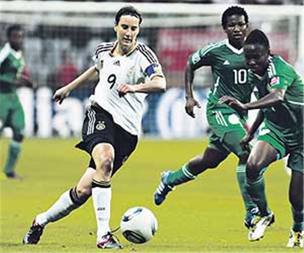 Ohne Prinz gegen starke Französinnen? Konnte auch gegen Nigeria nicht überzeugen: Deutschlands Top-Spielerin Birgit Prinz (l.).